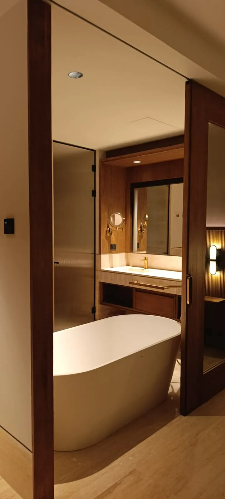 Baño remodelado con acabados contemporáneos