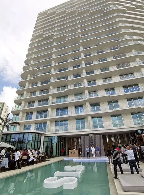 Torre residencial SLS Bahía Beach de 23 niveles, vista desde la alberca